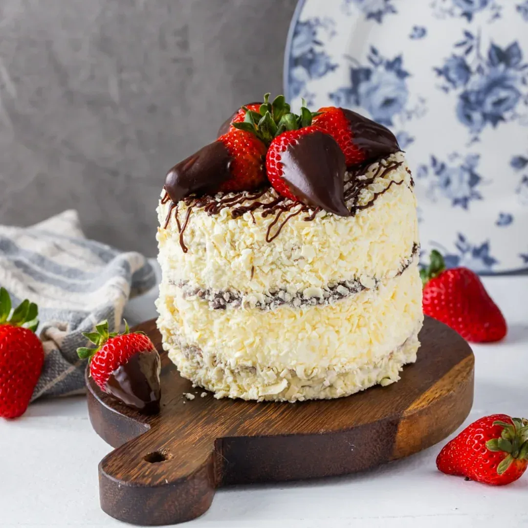 Bolo artesanal de morango e chocolate da Mel Prazer